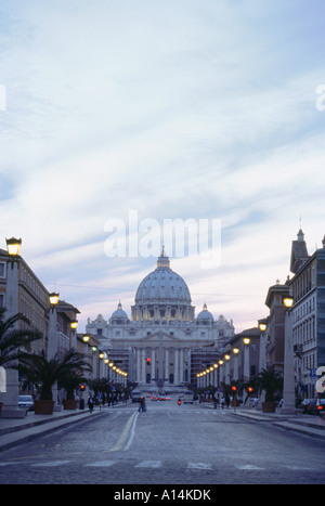 Blick auf St. Peters Basilika von Lampe gesäumten Straße an Sonnenuntergang Vatikanstadt Rom Italien Stockfoto