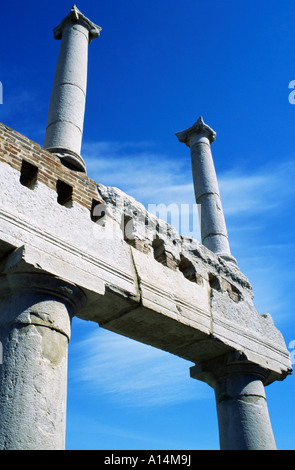 Spalten gegen blauen Himmel auf Ruinen von Pompeji-Italien Stockfoto