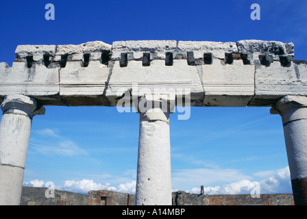 Spalten gegen blauen Himmel auf Ruinen von Pompeji-Italien Stockfoto