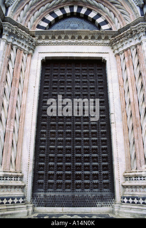 Bogen und Tür auf Duomo di Siena Siena Italien Stockfoto