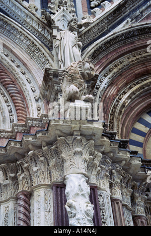 Detail der Spalten Bögen und Statuen Duomo di Siena Siena Italien Stockfoto