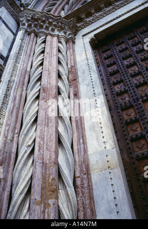 Architektonische Details an der Duomo di Siena Siena Italien Stockfoto