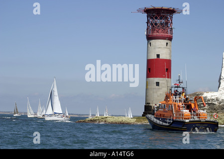 Yarmouth Lifeboat Station aus der Nadeln rot-weiße Leuchtturm Isle Of Wight Hampshire England Stockfoto