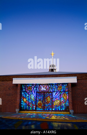 Römische katholische Christ Kirche mit Lichtschein durch Glasfenster und Tür Eingang, Philadelphia, PA USA