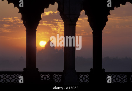 Sonnenaufgang über dem Taj Mahal aus Agra Fort Agra Indien Stockfoto