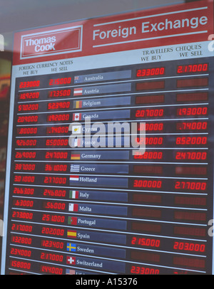 Wechselkurse anzeigen in einem Thomas Cook Reisebüros Fenster Stockfoto