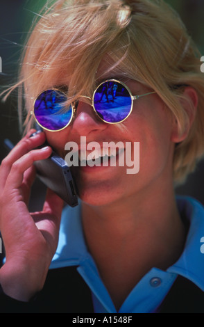 Nahaufnahme von eine weibliche Führungskraft, lachen und reden von einem Mobiltelefon Stockfoto