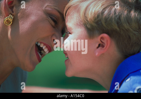 Nahaufnahme von Mutter und Sohn mit ihren Nasen zusammen lachen Stockfoto