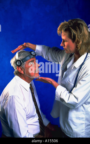 Eine weibliche Orthopäde Bewertung einen senior männlichen Patienten, die vor ihr sitzt Stockfoto