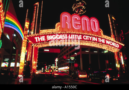 Die wichtigsten Zeichen über die Straße in Reno Nevada leuchtet hell in der Nacht Stockfoto