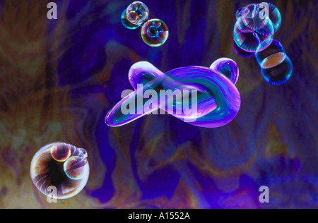 Computergenerierte Darstellung des bunten Bubbles und Formen im Raum schweben Stockfoto