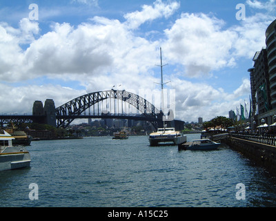 Sydney Harbour Bridge Sydney Australien vom Circular Quay über das Wasser an sonnigen Tagen Stockfoto