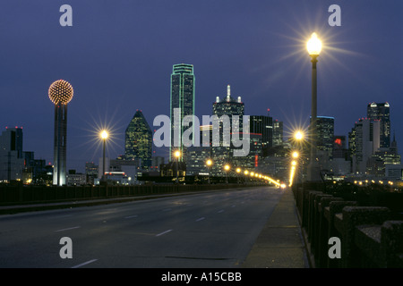 Dallas Texas Skyline in der Abenddämmerung mit Reunion Tower Stockfoto