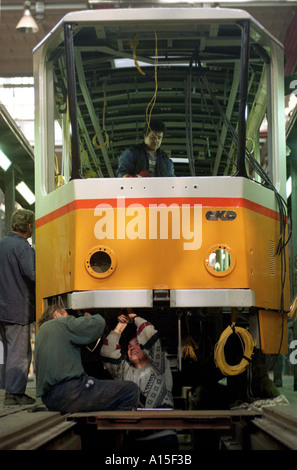 Arbeiter bereiten eine Straßenbahn auf der CKD-Straßenbahn und Zug Fabrik in Prag Montag, 25. Oktober 1999 in der Tschechischen Republik. Stockfoto