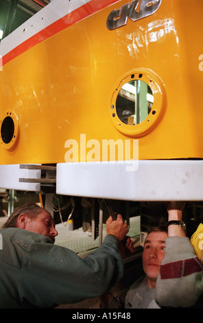 Arbeiter bereiten eine Straßenbahn auf der CKD-Straßenbahn und Zug Fabrik in Prag Montag, 25. Oktober 1999 in der Tschechischen Republik. Stockfoto