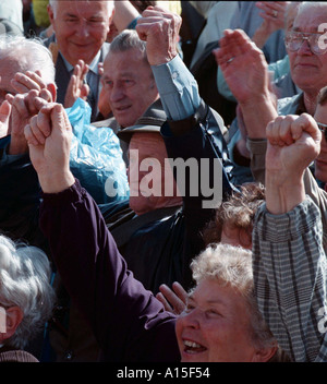 Anhänger der kommunistischen Partei jubeln während einer Kundgebung für auf Dienstag, 16. Juni 1998 in Prag. Wahlen finden statt der Stockfoto