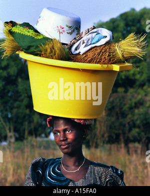 Eine Frau aus dem Dorf Dembel Jumpora in dem westafrikanischen Land Guinea Bissau kommt zurück aus den Bereichen nach Stockfoto