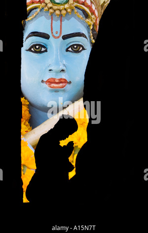 Silhouette Profil des indischen Jüngling am hindu-Tempel beten mit Lord Krishna composited im Hintergrund Stockfoto