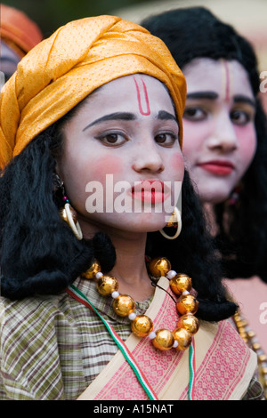 Indische Kinder Straßenkünstler in hindu Gopi Kostüme Blick in die Kamera Stockfoto