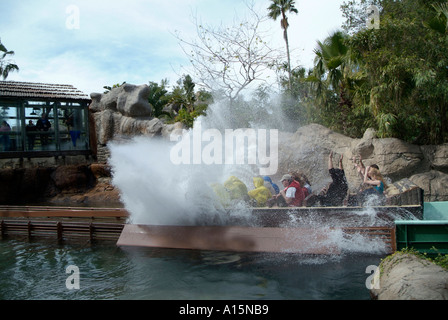 Familien-Familie besucht Busch Gardens in Tampa Florida Fahrgeschäften Essen Einrichtungen Entspannung und Erholung zu genießen Stockfoto