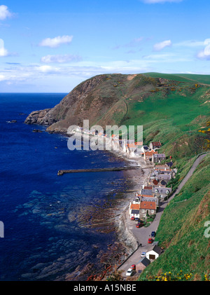 dh CROVIE ABERDEENSHIRE Fischerdorf eingebettet unter Landzunge Gamrie Bay Küste Stockfoto