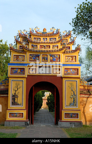 Eingang zum Thien Mieu Tempel innerhalb der kaiserlichen Gehäuse Stadt von Hue, Vietnam Stockfoto