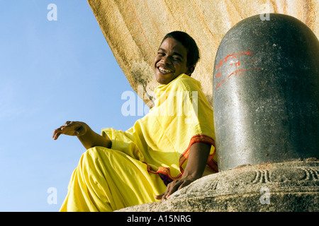 Brahmacharya jungen Lachen saß neben den Shiva Lingam am Virabhadra Tempel, Lepakshi, Andhra Pradesh, Südindien Stockfoto