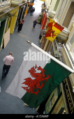 Walisisch Cymru Flagge im Schloss Einkaufspassage Cardiff Wales. Großbritannien Stockfoto