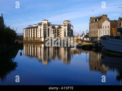 dh Wasser von Leith LEITH LOTHIAN Alte und neue Gebäude am Flusshafen edinburgh Block Wohnungen Schottland Anlegestelle Wohnungen Stockfoto