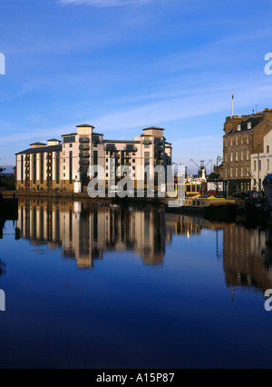 dh Wasser von Leith LEITH LOTHIAN Alte neue Gebäude Hafen edinburgh Waterfront schottland Block Wohnungen Fluss Häuser Wohnungen Stockfoto