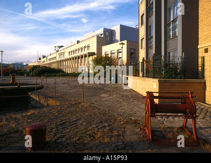 dh Scottish Executive LEITH LOTHIAN Regierung Gebäuden Leith Dockland moderne Wohnungen und Kopfsteinpflaster Stockfoto