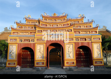 Gateway Thien Mieu Tempel innerhalb des kaiserlichen Gehäuse in der Zitadelle Stadt Hue Stockfoto