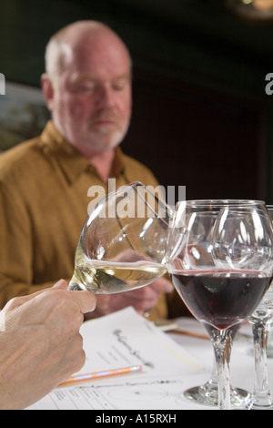 Plymouth Michigan Studenten Geschmack Wein bei einer Klasse von Grapevine School of Wine laufen Stockfoto