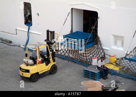 Arbeiter laden Kreuzfahrtschiff mit Lieferungen mit einem Gabelstapler in der Innenstadt von Tampa Florida Stockfoto