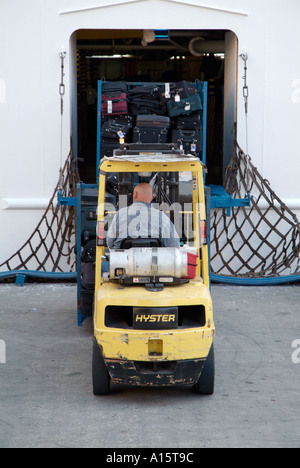 Arbeiter laden Kreuzfahrtschiff mit Lieferungen mit einem Gabelstapler in der Innenstadt von Tampa Florida Stockfoto
