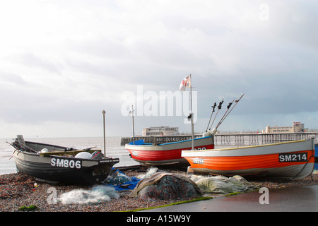 Fischerboote am Strand, Worthing in Sussex, England, Großbritannien Stockfoto