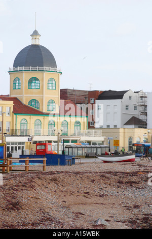 Die Kuppelkino auf Worthing Strandpromenade vom Pier angesehen. Stockfoto