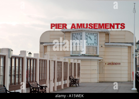 Einsame Unterhaltung Arcade im Winter auf Worthing Pier West Sussex England Stockfoto