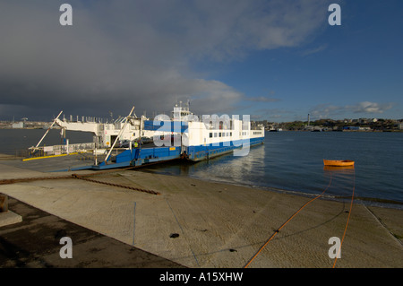 Die Plymouth Auto Fähre / Kahn macht dem Weg von Plymouth nach Cornwall-Seite des Flusses. Stockfoto