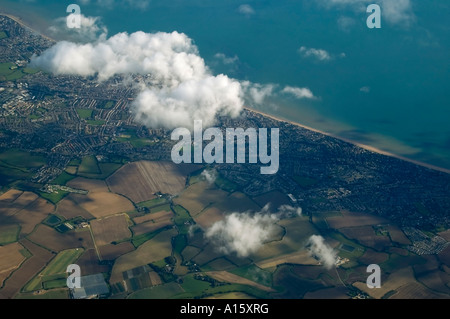 Horizontale Antenne Vogelperspektive aus dem Flugzeug die gemusterten Landschaft und Sussex Küste an einem klaren Tag. Stockfoto