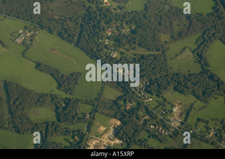 Horizontale Luftaufnahme aus dem Flugzeug auf die gemusterten Landschaft unten. Stockfoto