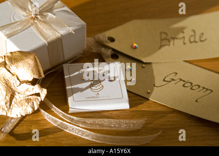 Horizontal eng koordiniert Farbe Elementen aus der oberen Tabelle bei einer Hochzeit einschließlich Ortsnamen, Gefälligkeiten Box und Schokolade Stockfoto