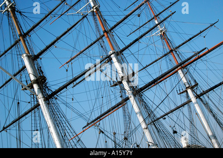 Horizontal von der Cutty Sark Rigg und Masten vor strahlend blauem Himmel hautnah Stockfoto