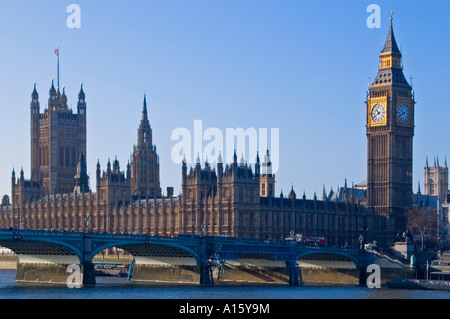 Horizontalen Weitwinkel von den Houses of Parliament, Big Ben und Westminster Bridge vor blauem Himmel. Stockfoto