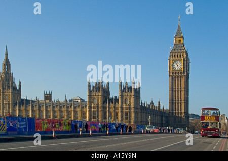 Horizontalen Weitwinkel von den Houses of Parliament, Big Ben und Westminster Bridge vor blauem Himmel. Stockfoto