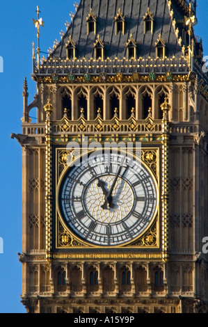 Vertikale Nahaufnahme von der dekorativen Süd Ziffernblatt von Big Ben gegen ein strahlend blauer Himmel. Stockfoto