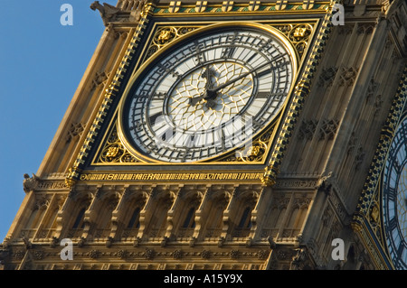 Horizontale Nahaufnahme von der dekorativen Süd Ziffernblatt von Big Ben gegen ein strahlend blauer Himmel. Stockfoto