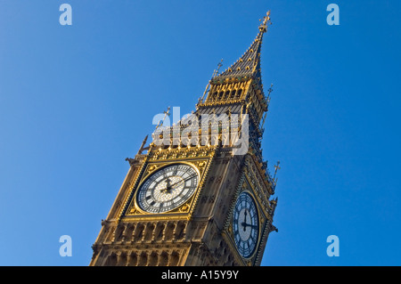 Horizontale Winkel hautnah die detaillierte dekorative Süd-und Ost-Zifferblättern von Big Ben gegen ein strahlend blauer Himmel. Stockfoto