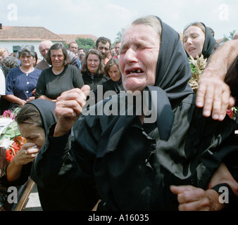 Eine serbische Frau weint über den Körper eines getöteten Angehörigen während einer Beerdigung Mittwoch, 28. Juli 1999 für die vierzehn Serben Stockfoto