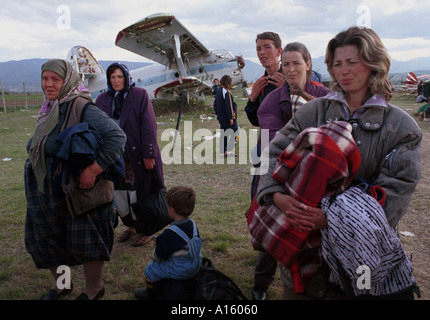 Neu angekommenen ethnischen albanische Flüchtlingen aus Kosovo warten auf humanitäre Helfer zu bringen, um ein Zelt im Camp Stenkovec Stockfoto